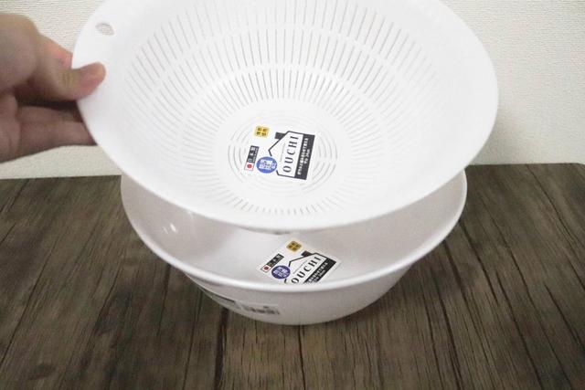 ボウル（ザル）と組み合わせて使えるザル（ボウル） 各248円