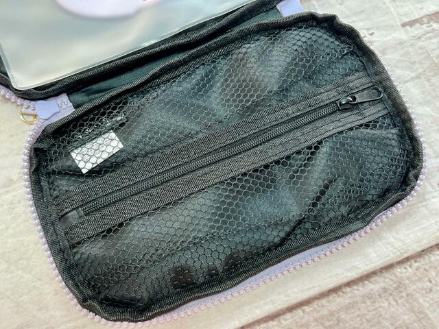 メッシュのファスナーポケット