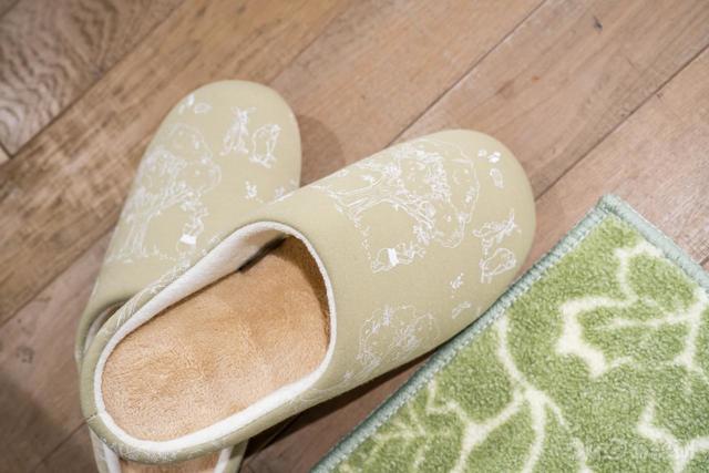 【くまのプーさん　ゆったりお買い物フェア】可愛い形状のスリッパ　© DISNEY. Based on the 