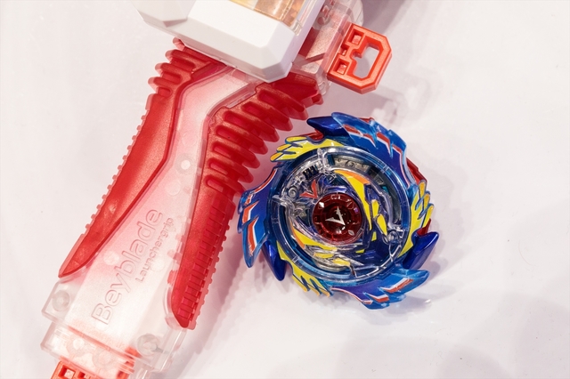 『ベイブレードバースト 新シリーズ』タカラトミー／972円～（発売中）