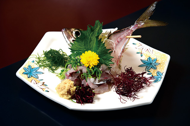 庄家（池袋）　 活魚あじたたき 580円（税別） 注文を受けてから店内の水槽を泳ぐアジをさばくため、獲れたてのおいしさを味わえる。