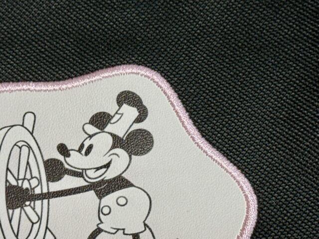 ワッペンはレザー調素材で、高級感のある仕上がり。縁に施された淡いピンクのステッチが大人かわいい！