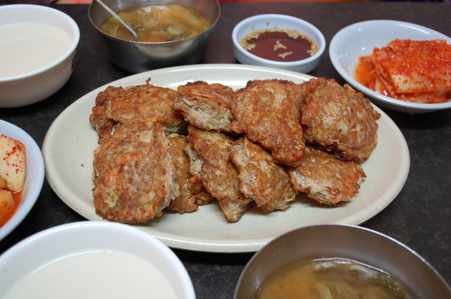 『ウファ食堂』のソコギジョン（韓国風ひとくち牛ハンバーグ）10000ウォン。辛いものが苦手な人におすすめ