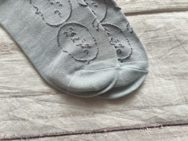 つま先と踵のカラーはライトブルーでキュート!