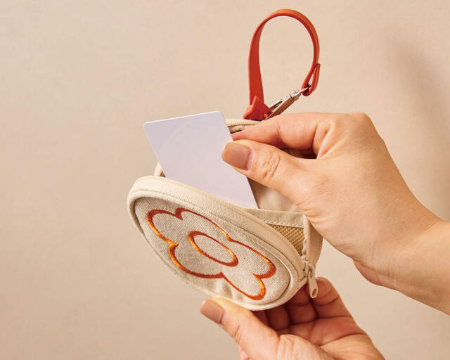 【マリークヮント×Biop】第1弾「ストラップ付きキャンバスミニポーチ」ビタミンカラーの刺繍が目を惹く、フック付きサークルポーチ。内側にはICカードが入るポケットがあり、定期入れとしても最適♪