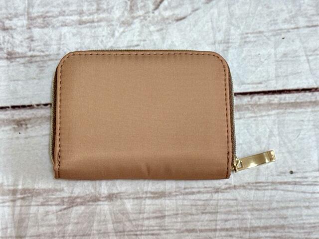 背面は装飾のないシンプルなデザイン