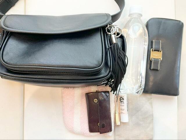 【niko and...　オリジナル6ポケットタッセルショルダーバッグ】ハンカチ、ティッシュ、キーケース、リップ、スマホなど、外出時の必需品はスッキリ収納可能です♪