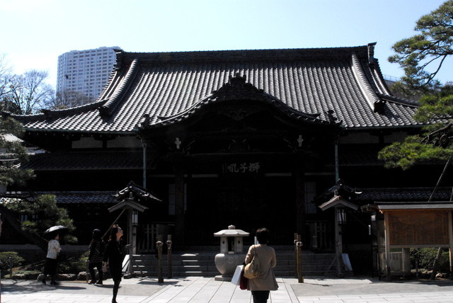 【泉岳寺】本堂は和やかな雰囲気