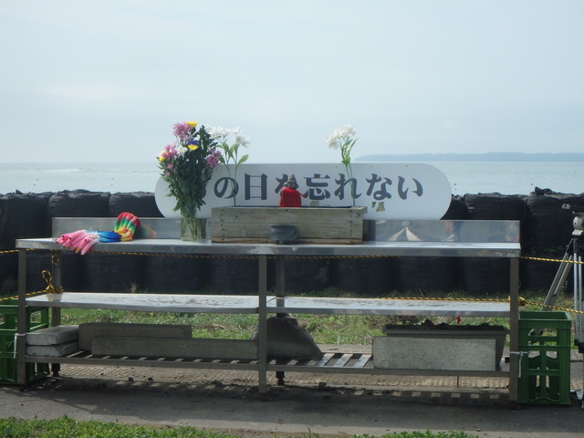 ツール・ド・東北2015／東日本大震災で津波の被害を受けた気仙沼。大谷海岸のエイドには献花台が設けられている