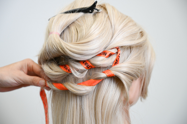 同じように後ろに回して、どちらもピンで留めます。ねじるときに、ふくらみをつくってゆとりをもたせると、可愛く仕上がりますよ