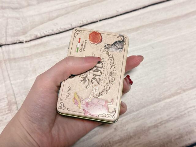 缶のサイズは（約）縦6×横9×厚み3.4cm。デスク周りの小物整理にもおすすめ♪