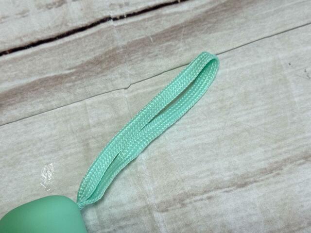 ハンドルには便利なストラップ付き