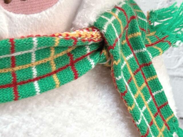 マフラーはニット素材。細部までこだわりを感じます