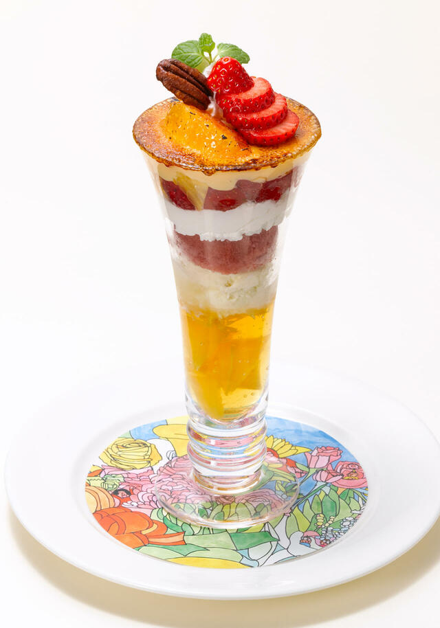 パラ・アーティストとコラボレーションしたコースターで提供【ロイヤルホストの新作スイーツ】