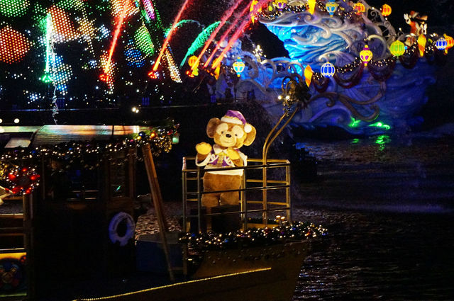 カラー・オブ・クリスマス　ダッフィーが登場