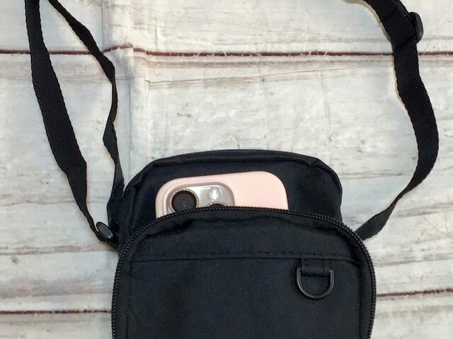 フロントポケットはスマホを収納するのにぴったり！