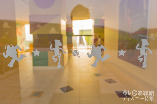 ガラスにさりげなく描かれたウッディとバズ。