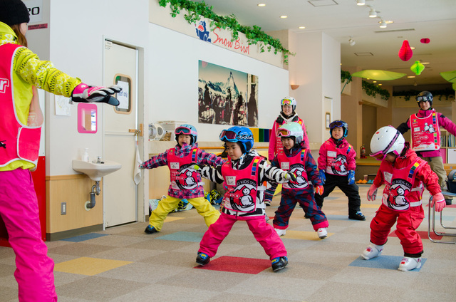 準備体操からスタート!｜ママミキーキッズスノースクール