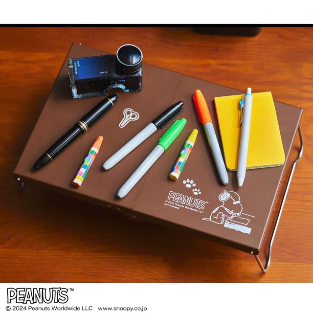 スヌーピーデザインのスチールテーブル