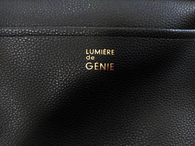 「LUMIÈRE de GÉNIE」のゴールドロゴがキラリ