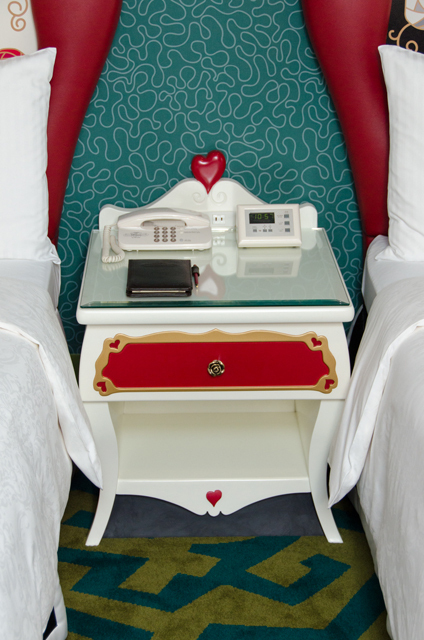 東京ディズニーランドホテル「ディズニーふしぎの国のアリスルーム」©Disney