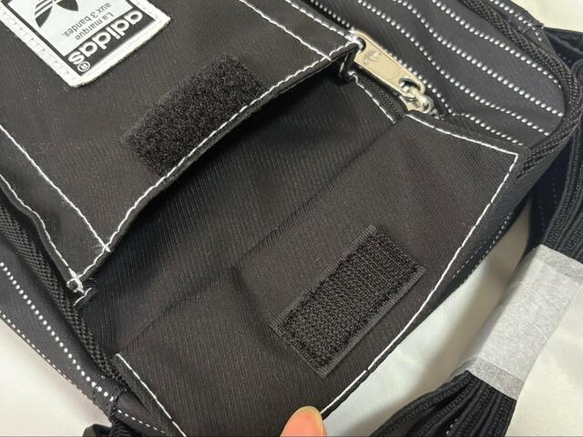 【adidas ウォバッシュ スモールアイテムバッグ】外側のロゴつきポケットはマジックテープ式。ポケットティッシュがぴったり収まるサイズ感です