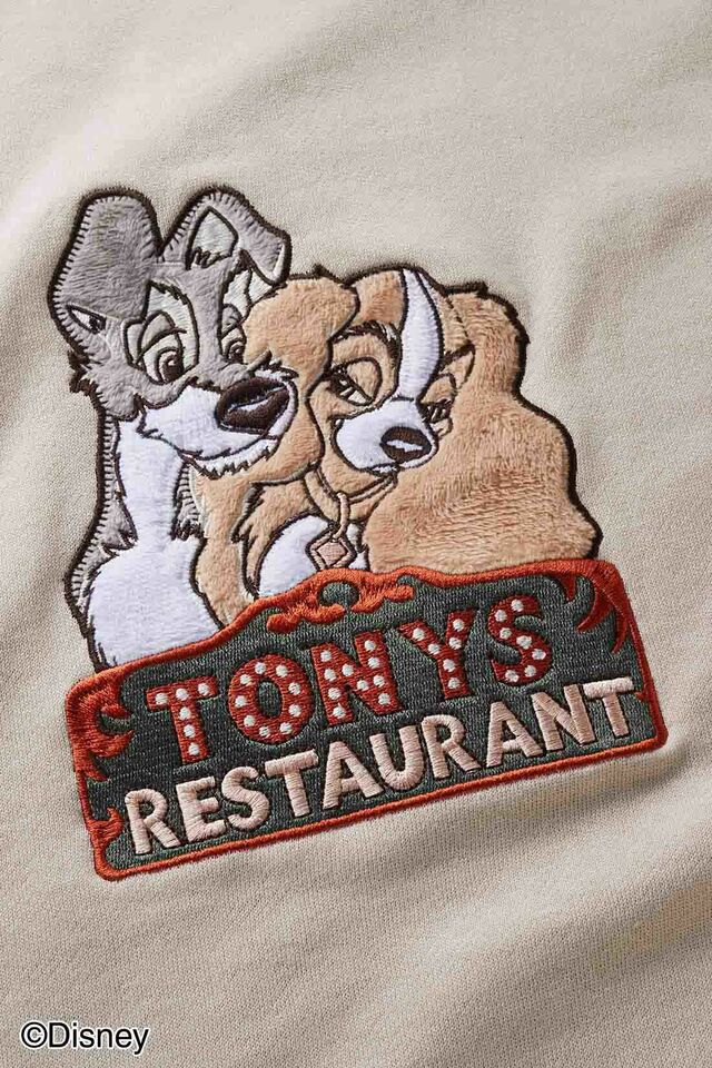 Disneyファー刺しゅうの「わんわん物語」裏起毛スウェット〈ライトベージュ〉¥6,688