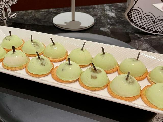 【ヒルトン東京 絵本の国のアリス スイーツビュッフェ】「ポム・ポム」