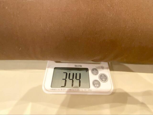 【王様の足枕】重さは公式では約350g。実際に量ってみたところ、確かに軽い！