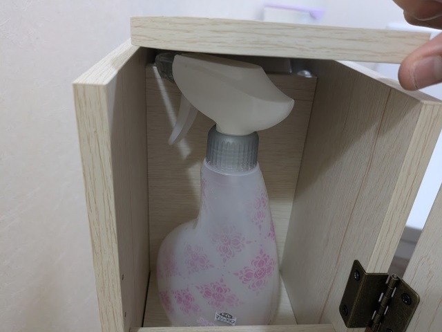 【ニトリ トイレ収納（トゥール）】一番上の手前側は、掃除スプレーを入れるには少しだけ高さが足りませんでした