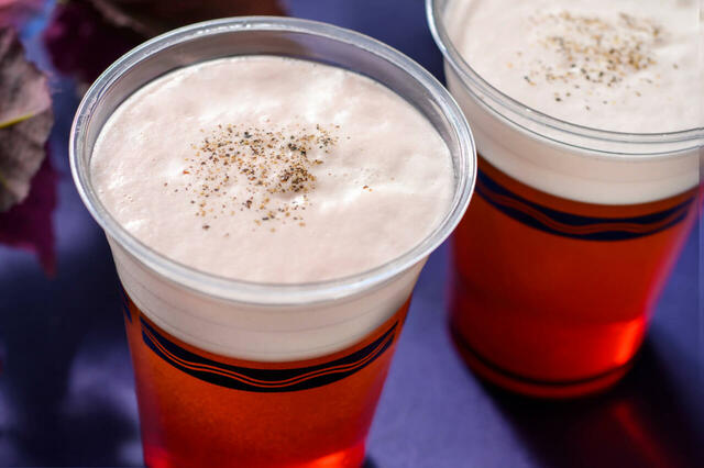 ビアカクテル(カシス) 780円|東京ディズニーシー「レストラン櫻 テラス席」|東京ディズニーリゾート「ディズニー・ハロウィーン」スペシャルメニュー