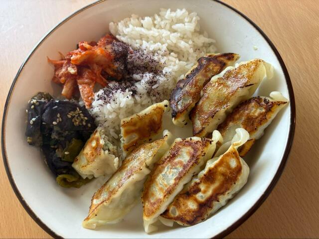 【ロピア にんにくマシマシ餃子】ご飯・キムチ・副菜と一緒に盛り付けると、あっという間に満足の一皿になりました◎