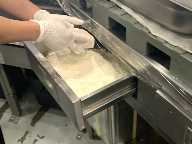 小麦粉をパタパタとつける