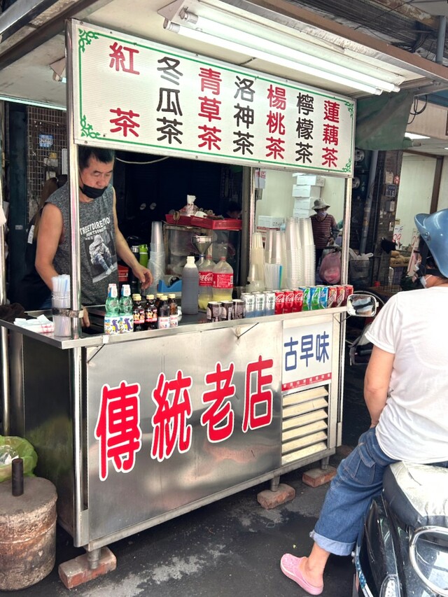 【台湾食べ歩きの旅 #15】気温が上がり始める5月は、午前中でも少し歩くと汗だくになる。こんなときは冷たい飲料よりも、冬瓜茶や青草茶といった台湾ならではの伝統ドリンクが身体にやさしい