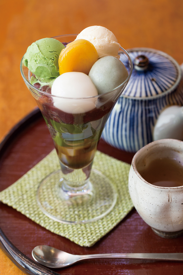 甘処 あかね／黒蜜から杏の蜜煮まで、ほぼすべてが手作りの「あかねパーフェクト」（1080円）。ほうじ茶付き。