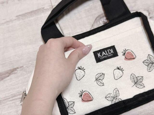 【カルディ いちごバッグ／オリジナル 保冷バッグ】アイボリーにブラックのパイピングが効いたシンプルなデザイン♪