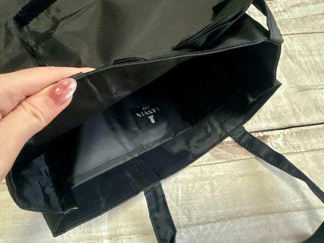 内側は中仕切り付きで仕分け収納ができます♪