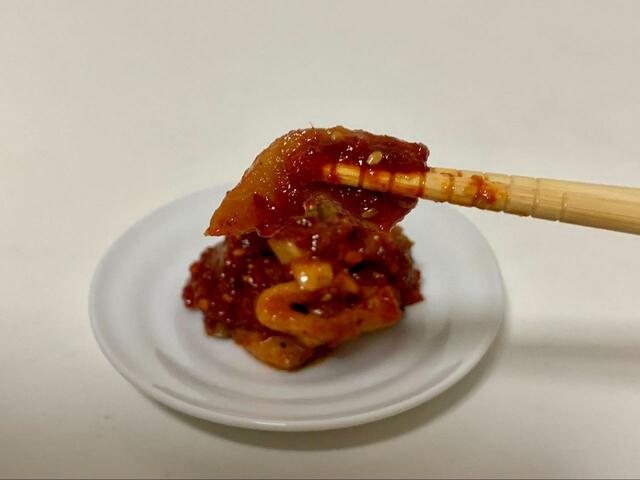 【気になるキムチ　サーモン×アボカド（甘口）】北海道産サーモンとアボカド、切り干し大根の食感の違いが楽しい♪