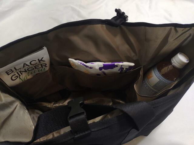 サイズの異なるポケット3つ付き