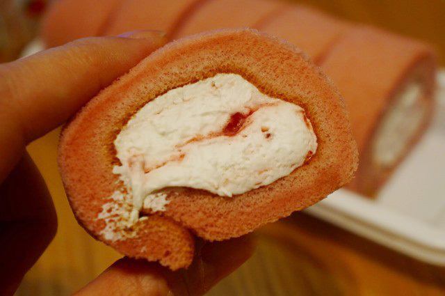 ローソン ウチカフェスイーツ「もち食感ロール（いちご）」　295円