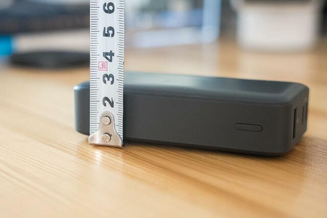 「Anker 533 Power Bank」 厚みは2.6cmほどと多少気になる