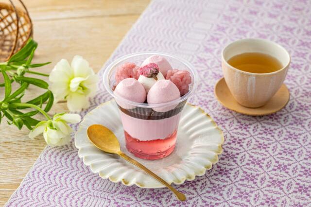 「春の桜パフェ」＜価格：324円（税込）＞【【セブン-イレブン】うれしい！おいしい！「春のごちグルメ」開催！春の行楽ににぴったりな全20品ご紹介♪】
