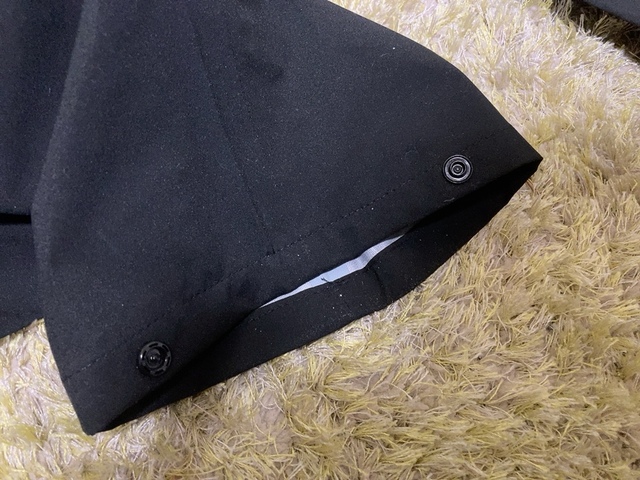 【ワークマン イナレムストレッチレインスーツ】パンツの裾はボタン付き。水の侵入を防ぎたい時はこちらも絞れます