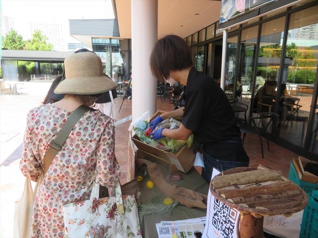 以前行われたつま正のマルシェの様子