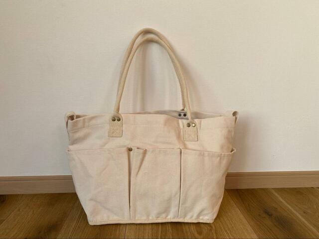 【ニトリ マルチポケットトートバッグ M】サイズは（約）幅48×奥行17×高さ26cm。A4サイズも入ります◎