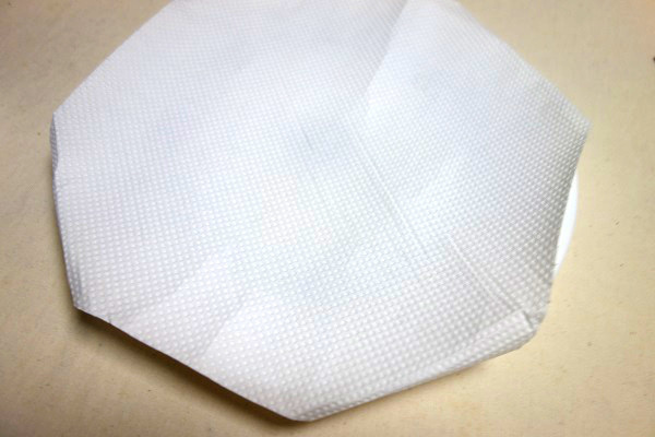 4.お皿に、キッチンペーパーをしきます。