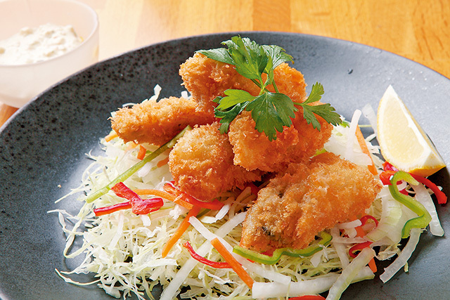 Dining table（大阪・四ツ橋） カキフライ（840円）※10月～3月末　夜メニュー。中目のパン粉でしっかり揚げ、牡蠣の旨みを閉じ込める。