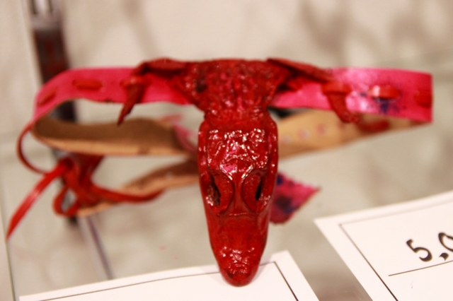 【MID　MIDKNOT】MIDさんと十六夜さんの合同出展。素材を活かしたMIDさんの首輪と、カワイイ系を意識した十六夜さんのチョーカーのコントラストが楽しい。