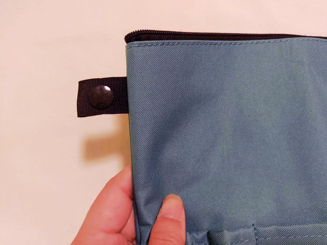 ポーチのスナップボタンをつけると、トートに固定できる