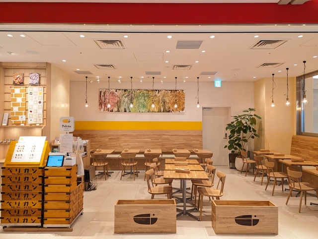 【ペリカンカフェ 麻布台ヒルズ店】温かみのある店舗